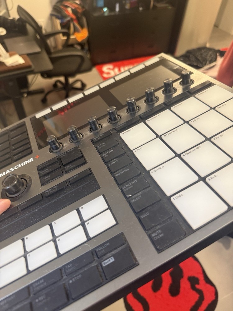 Native Instruments MASCHINE+ Sampler & Sequencer, Touchscreen, 16 Pads, USB