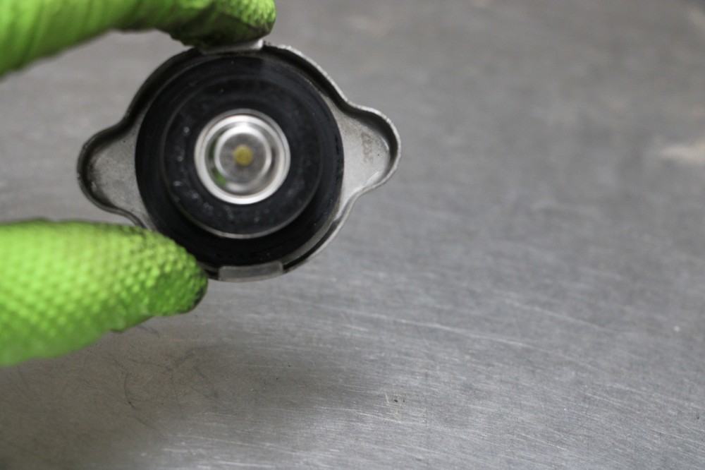 09-14 Yamaha R1 Engine Radiator Cap