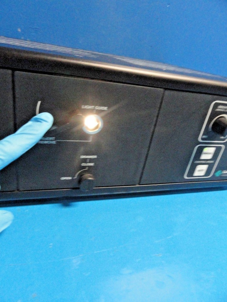 Conmed Linvatec Intravision 8425A Automatic Light Source ~16110