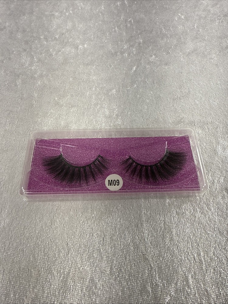 false eyelashes #M09