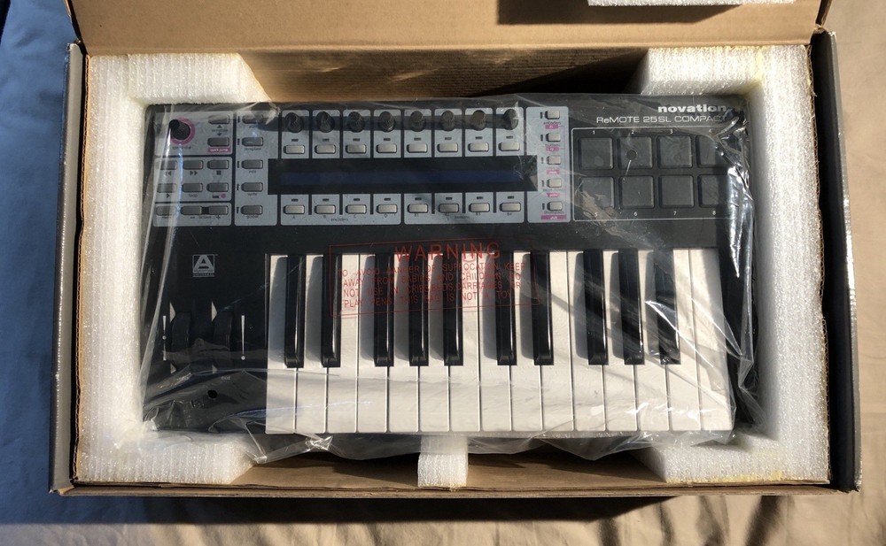 Novation Remote 25SL Compact Midi Controller Keyboard w/ Power Supply - mint