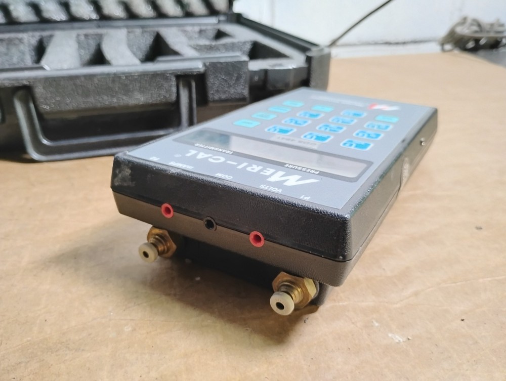 Meriam Instruments Meri-Cal Portable Digital Manometer / Calibrator DP2000I