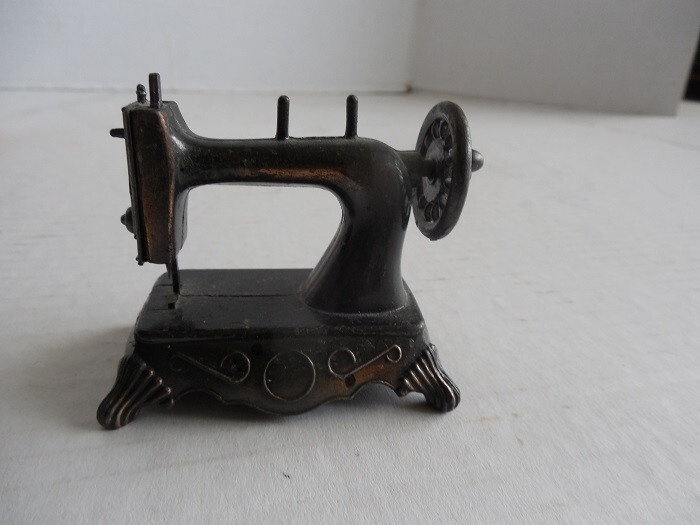 Sewing Machine Mini Pencil Sharpener Diecast
