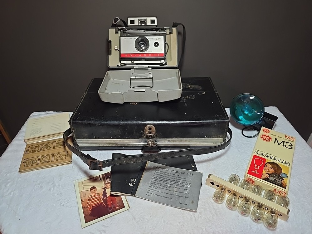 Polaroid Land Camera Automatic 220 w Case Flash GE M3 Bulbs Untested