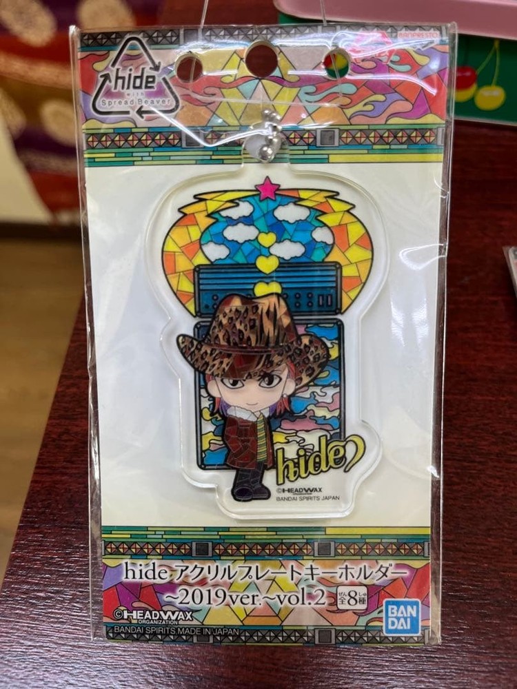 2 hide acrylic keychains & 1 driver's license