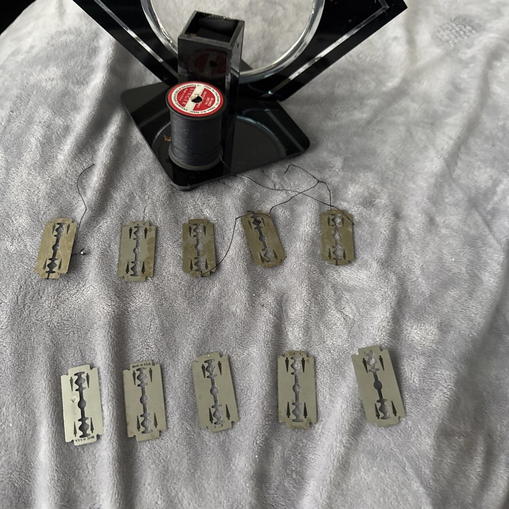 Deluxe Razor Blade Illusion