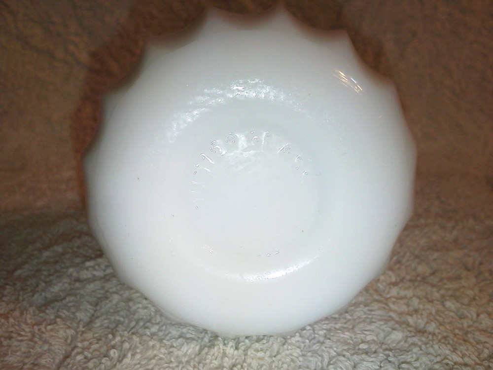TWISTED RIBBED TEXTURE WHITE MILK GLASS VASE