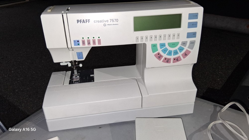 PFAFF creative 7570 Computerized Sewing/Embroidery Combo Machine w/ Accessories