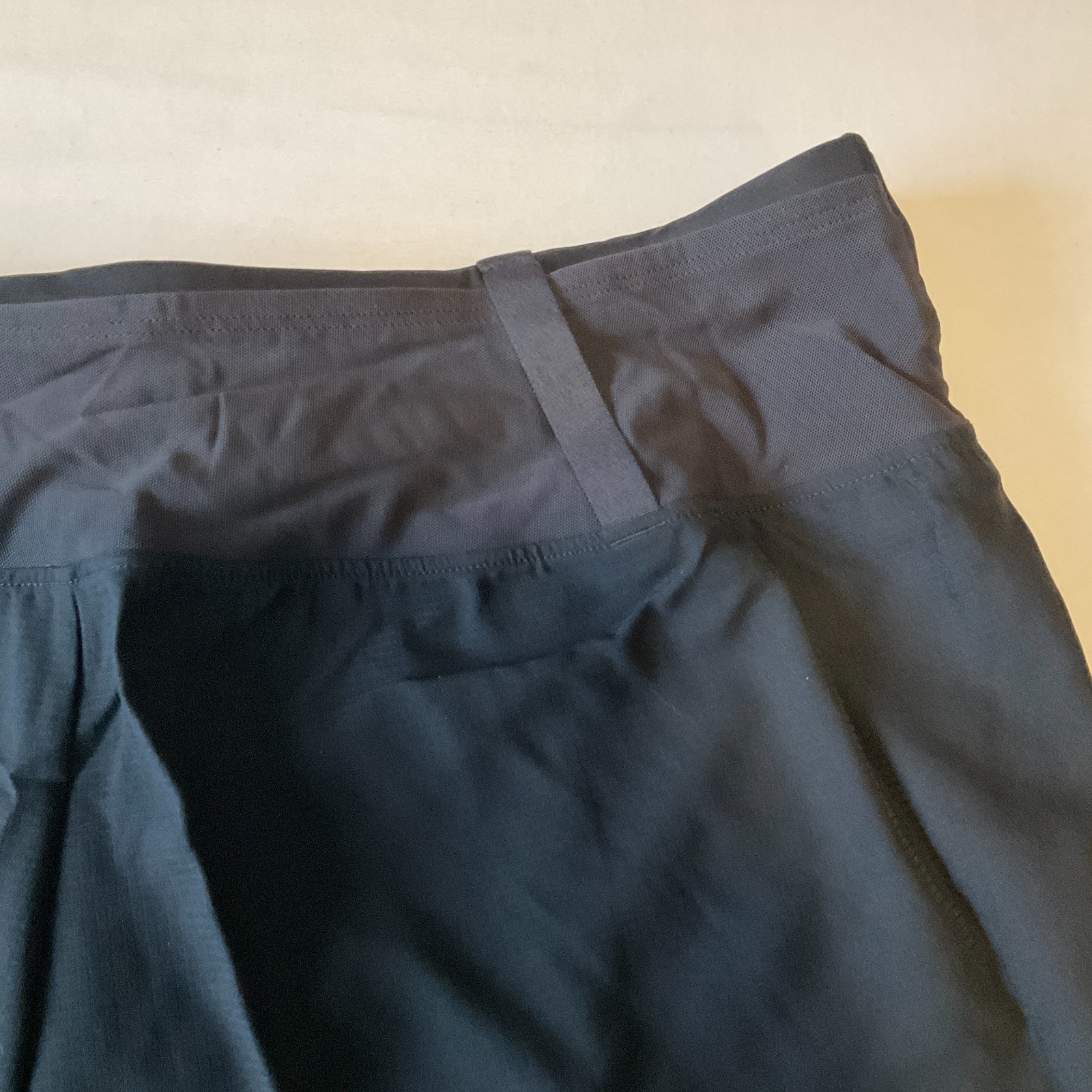 On Cloud Trail Shorts Mens Size L Black Light Weight Drawstring Stretch Waist