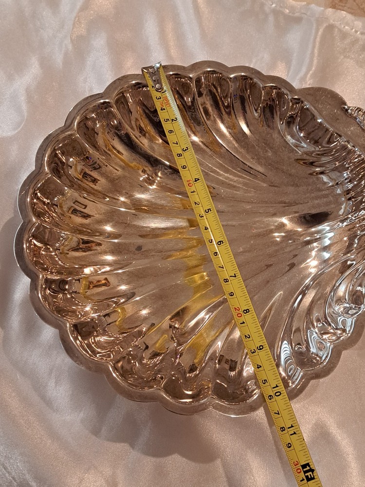 Leonard Silver Silver-plate Clam Shell Shaped Serving Bowl with Candle Holder