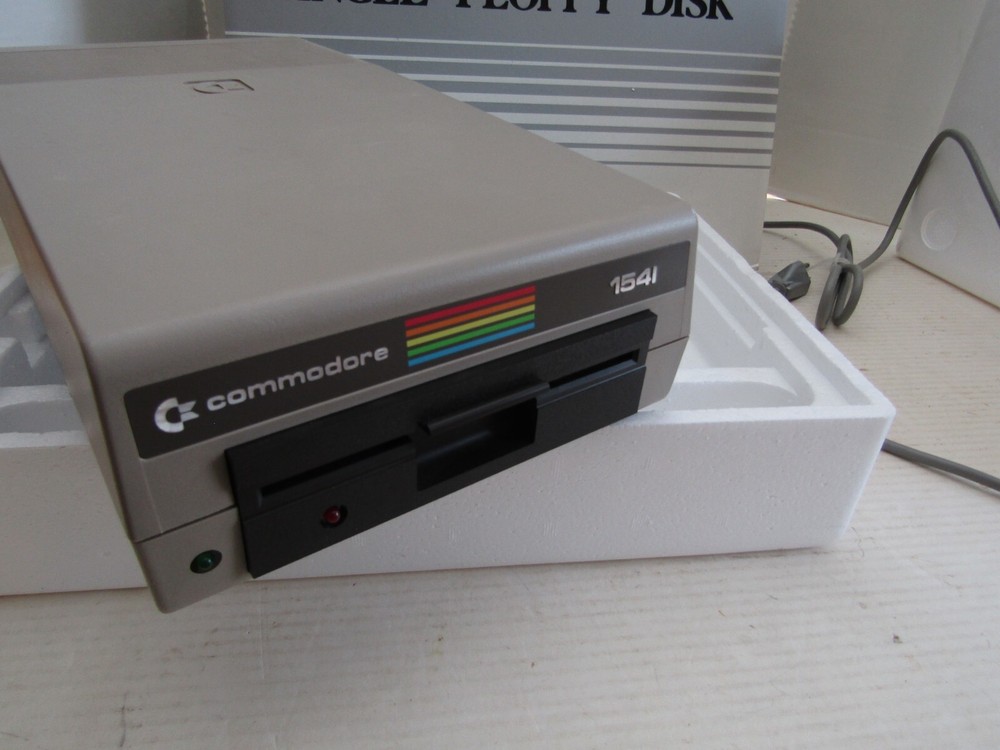 VINTAGE COMPUTER COMMODORE SINGLE FLOPPY DISK 1541 DRIVE POWERS ON