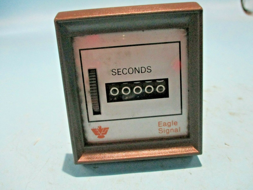 NEW SHELF STOCK EAGLE SIGNAL HK520B6 TIMER TIME TOTALIZER 240V