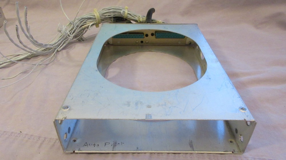 Bendix/King KC-140 2-axis Autopilot Computer with altitude preselect, with tray.