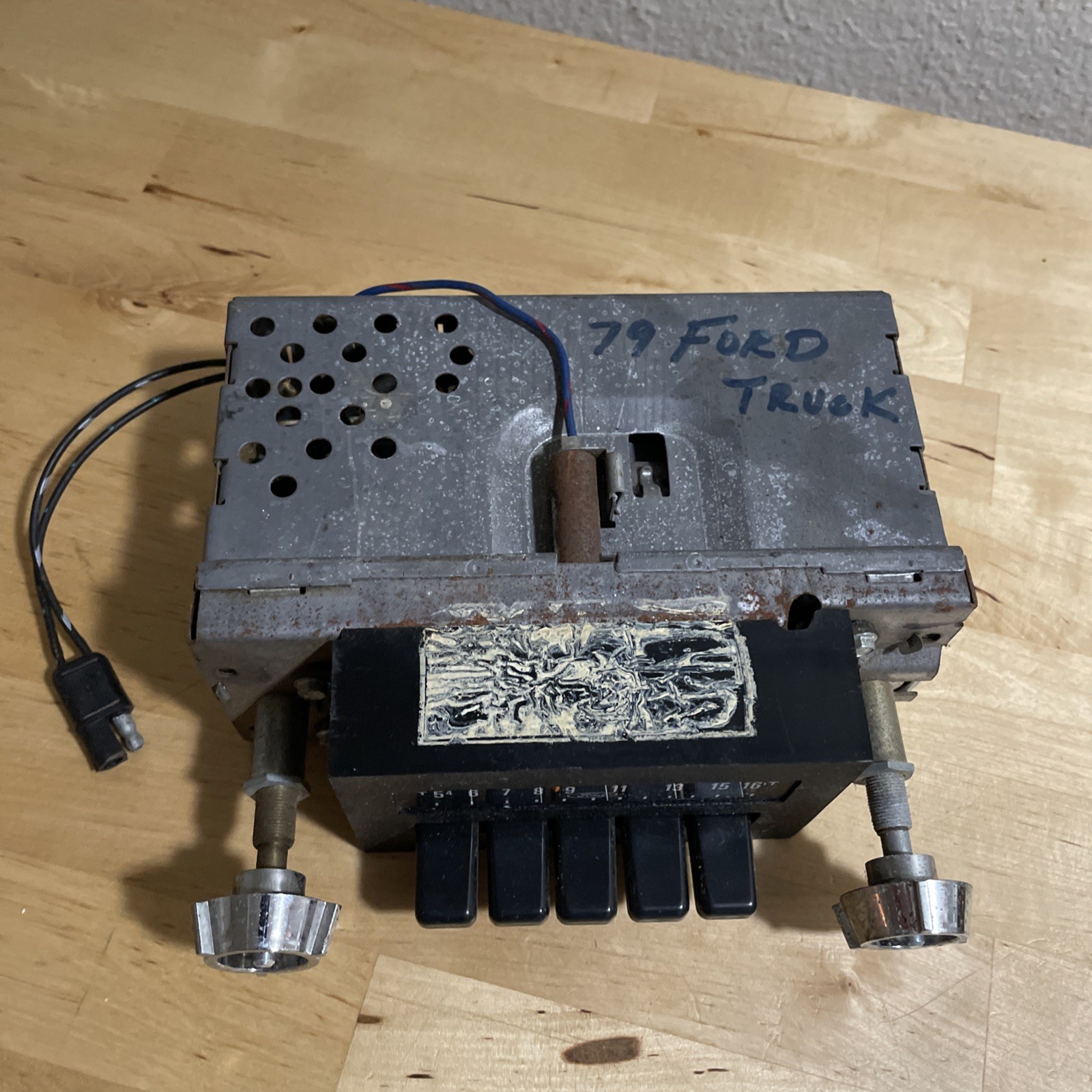 VTG 1973-1979 FORD TRUCK AM/FM Stereo Radio Model # D9TF-18806-AA Excellent