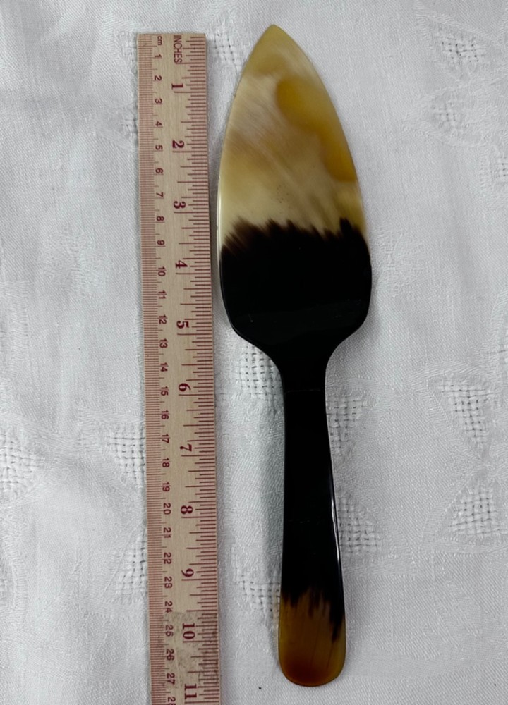 11" Artisan Horn Cake or Pie Server