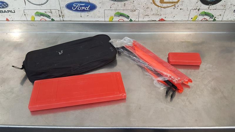 AUDI A6 AVANT C7 FACELIFT 2015-2018 WARNING TRIANGLE ACCESSORY