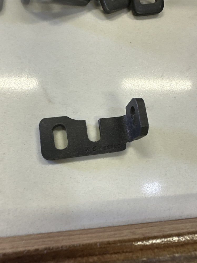 NOS 39568D-UNION SPECIAL THREAD EYLET MOUNTING BRACKET