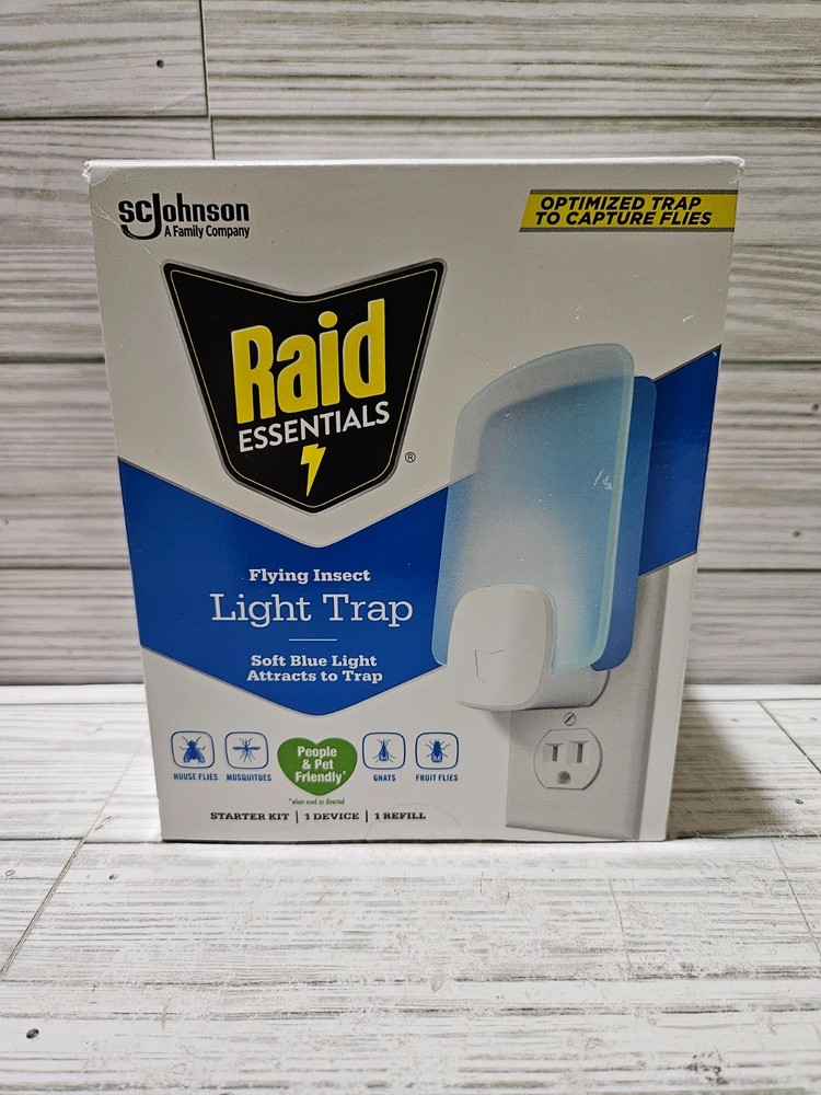 Raid Essentials Flying Insect Light Trap & 1 Refill + Box of 2 Refills