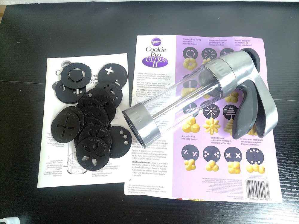 Wilton Cookie Pro Ultra II Soft-Grip Trigger Cookie Press Complete Set