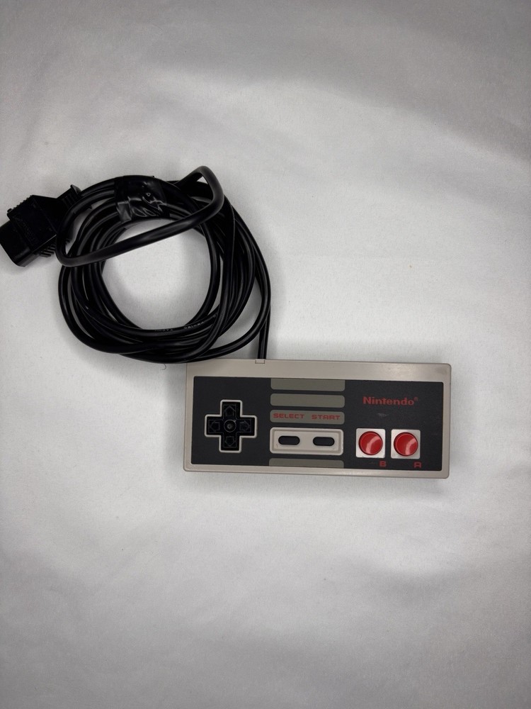 4 Nintendo NES Wired Controllers & Zapper Bundle — Untested