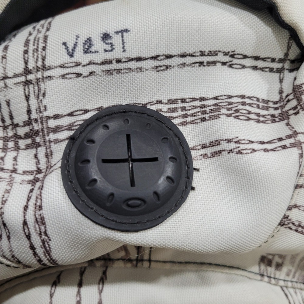 OAKLEY UTILITY WHITE DESIGN BACKPACK PRE OWNED GOOD