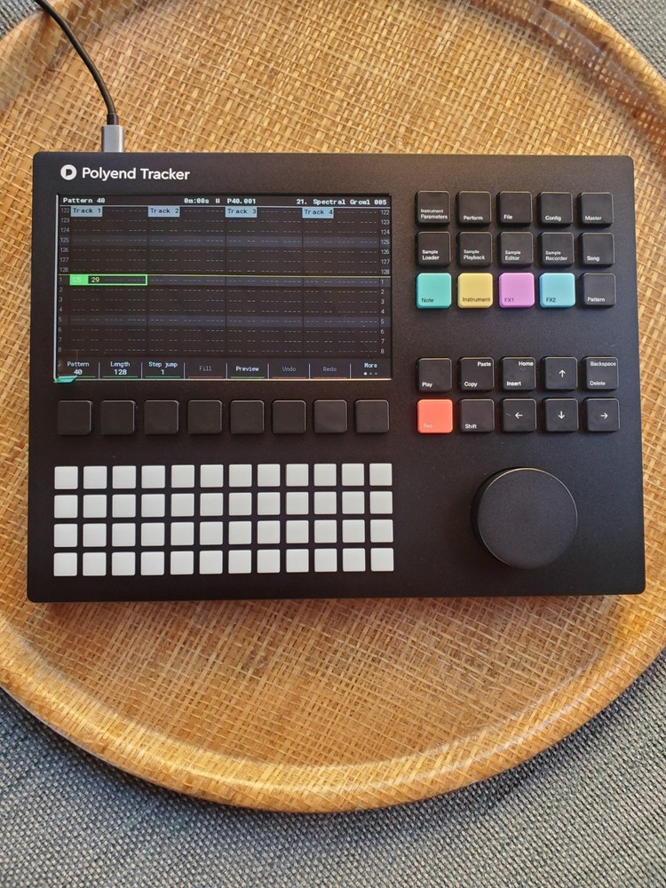 Polyend Tracker *MINT* Sequencer sampler MIDI workstation wavetable synthesis