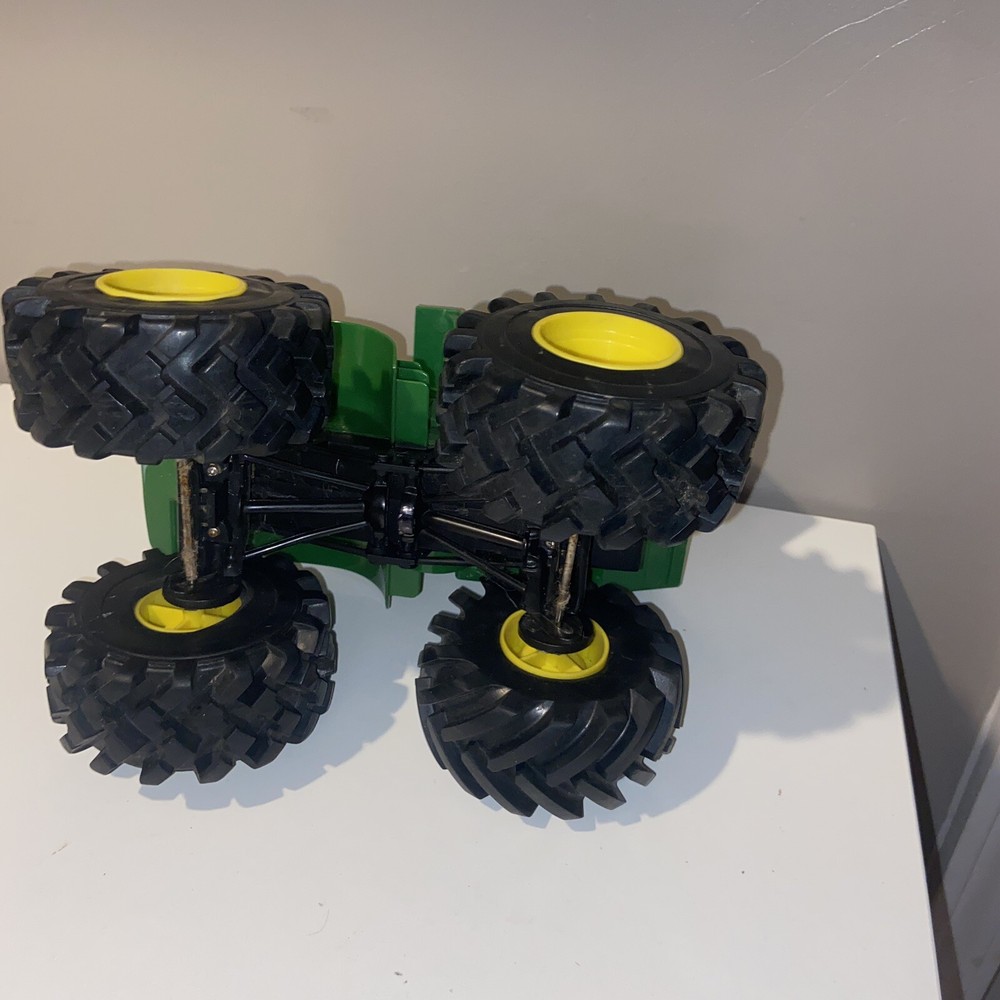 John Deere dump truck makes noise green