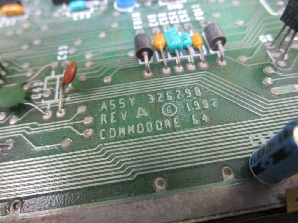 COMMODORE 64 COMPUTER 326298 HEATSINKS CERAMIC TESTED AND WORKING LOT #59