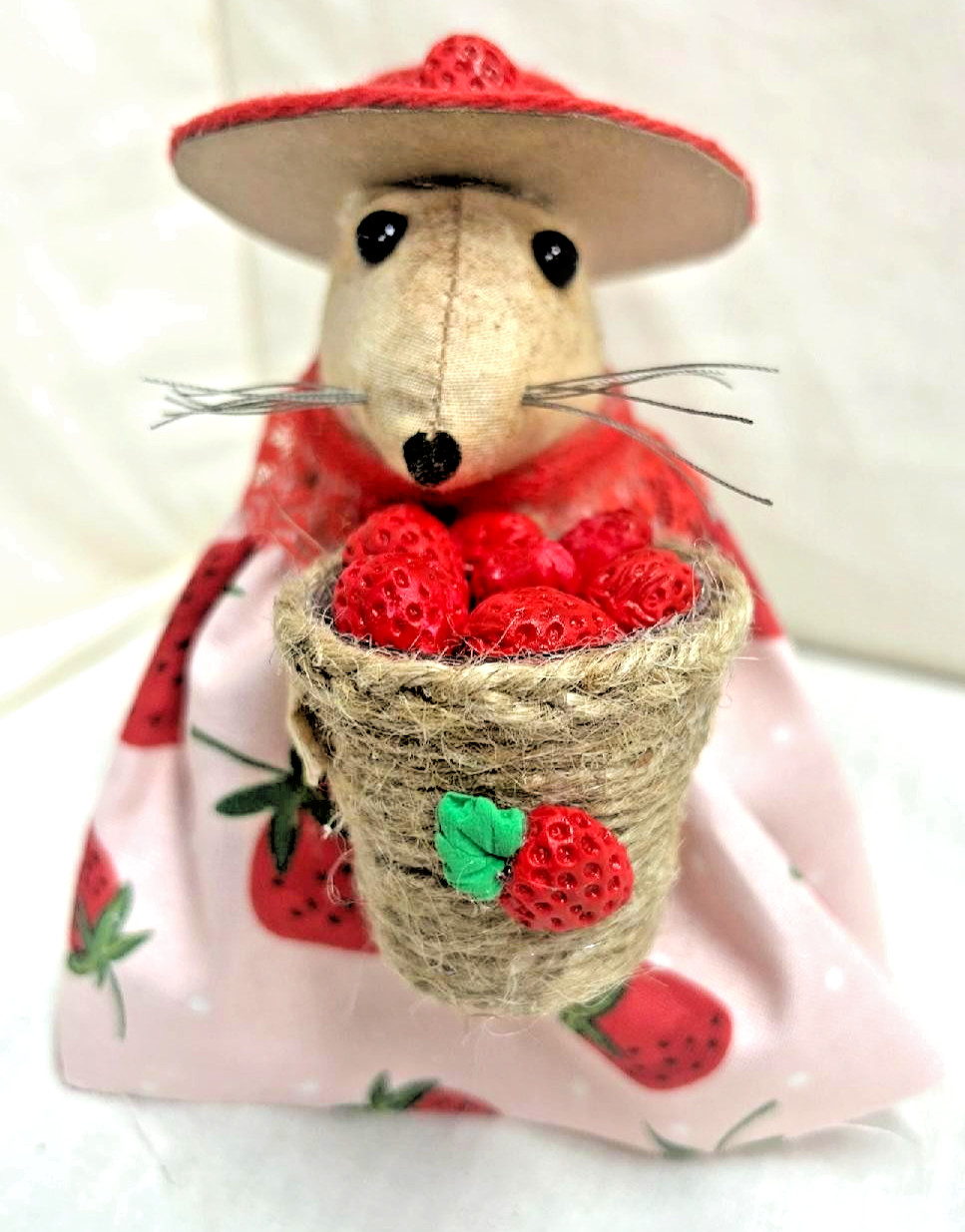Strawberry /Mouse/Primitive/Basket/Grunged