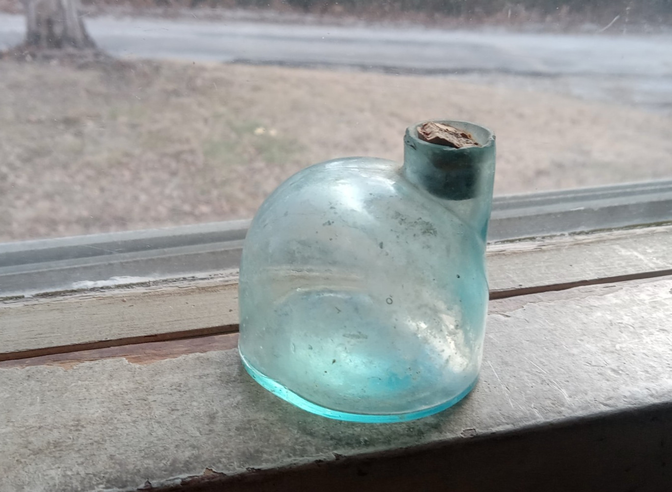 1870s PLAIN IGLOO TURTLE INK BOTTLE WITH GROUND LIP (AS IS;CRACK IN BASE)