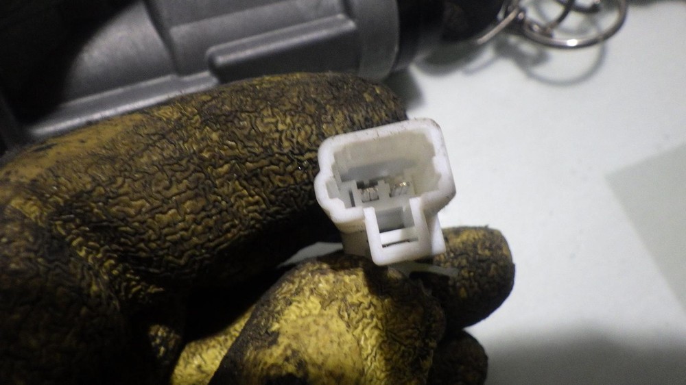 11 KIA SORENTO Ignition W/Key