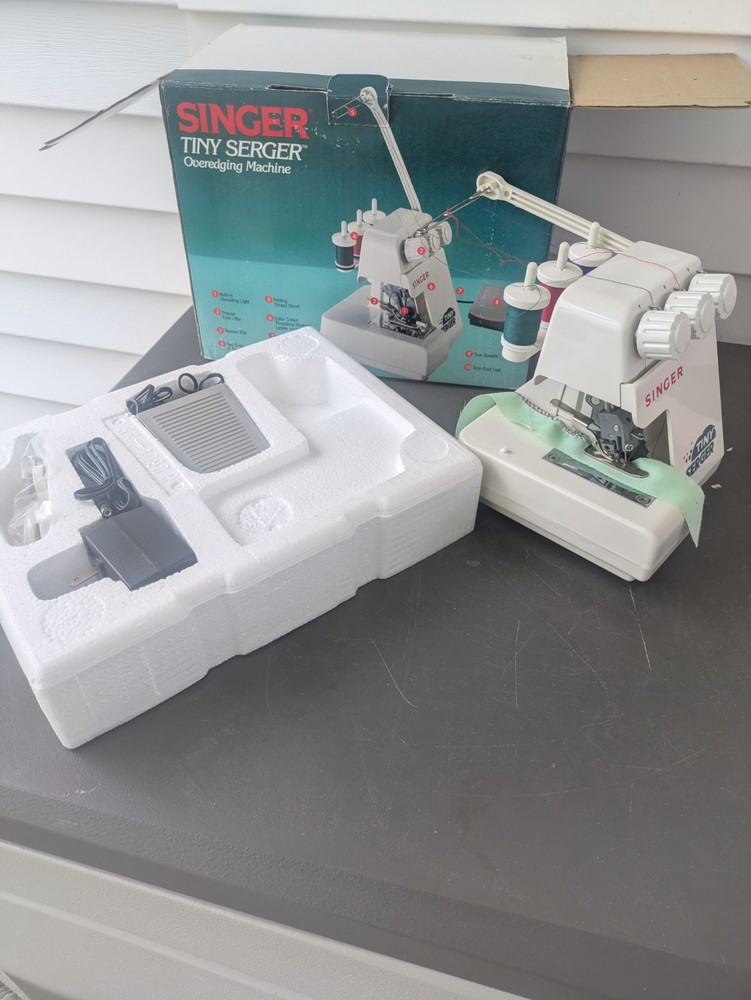 Singer Tiny Serger Electric Overedging Machine TS380A Original in Box