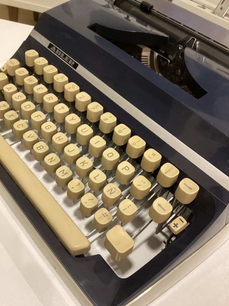 ADLER GABRIELE 35 TYPEWRITER. CURSIVE TYPEFACE. MADE IN GERMANY 1970.