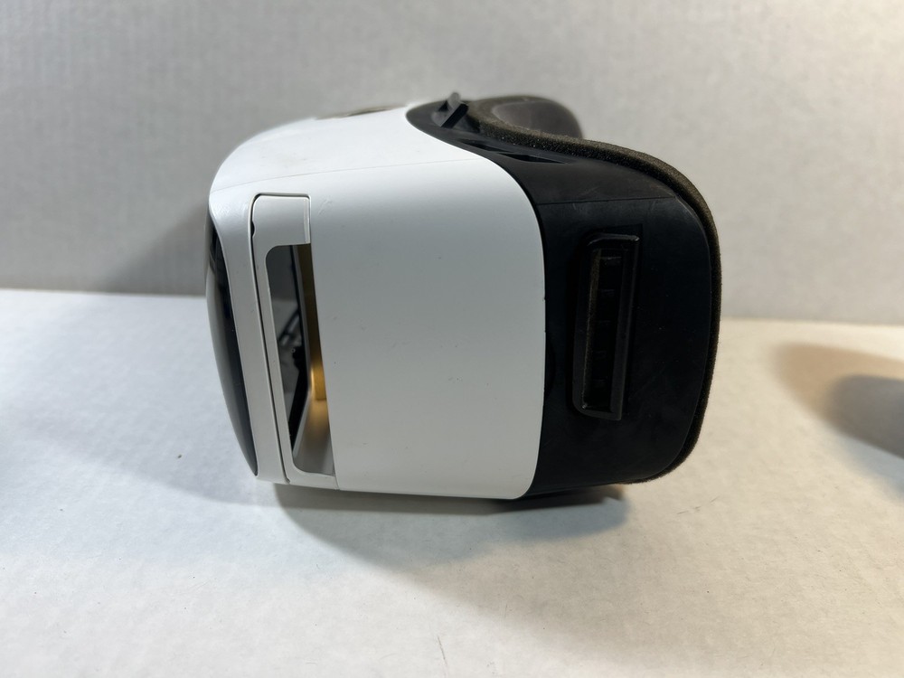 Zeiss VR One Plus virtual reality headset Missing Strap, Perfect Condition