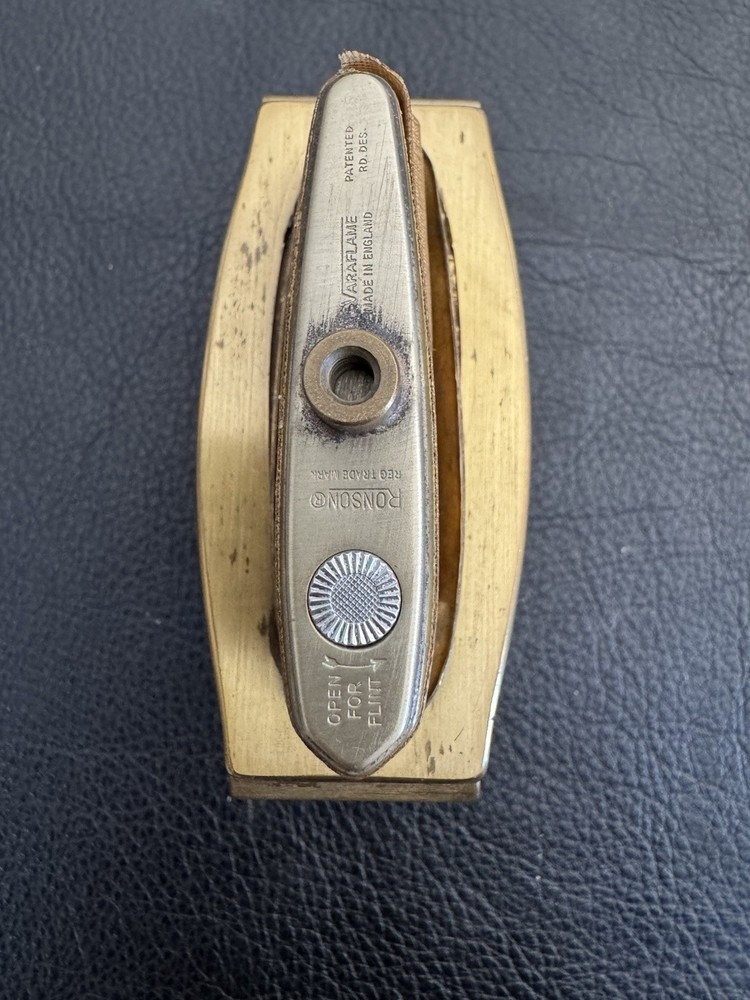 Vintage Ronson Varaflame Table Lighter.
