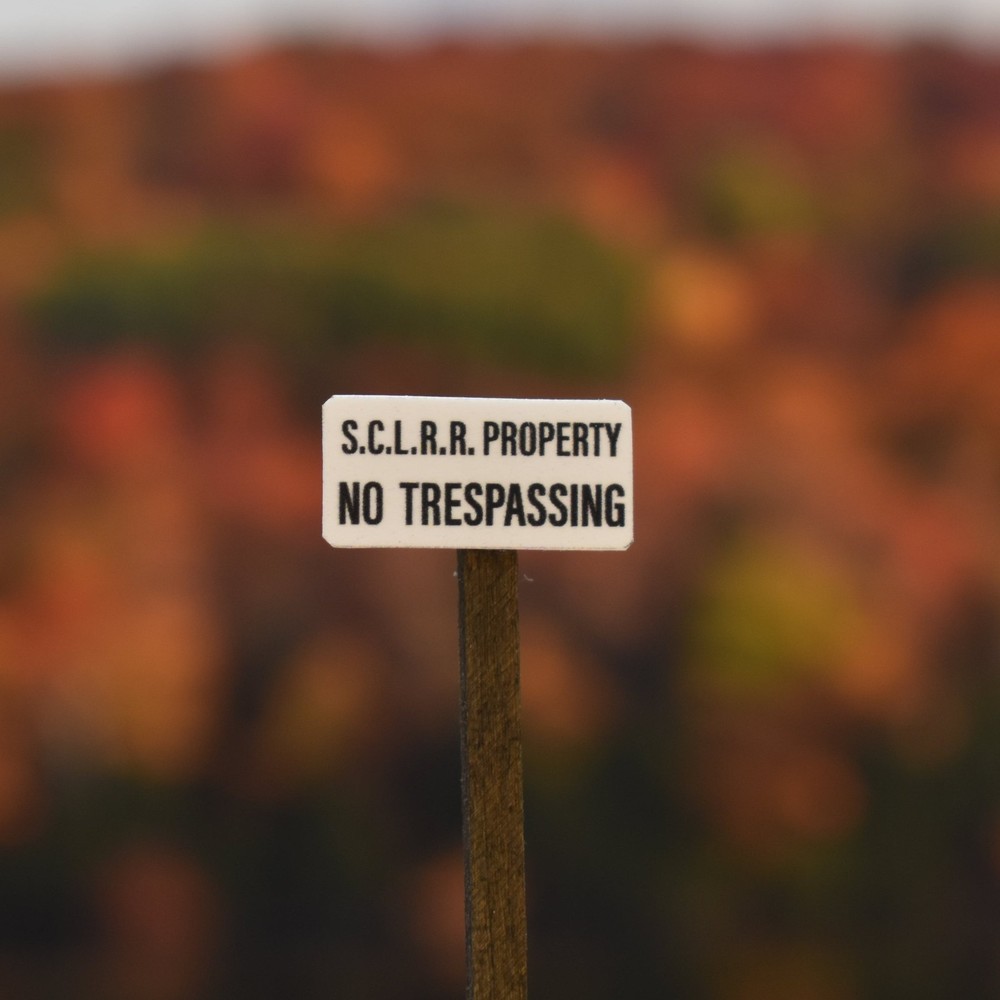 N Scale - SCL - No Trespassing - White- 2 Pack