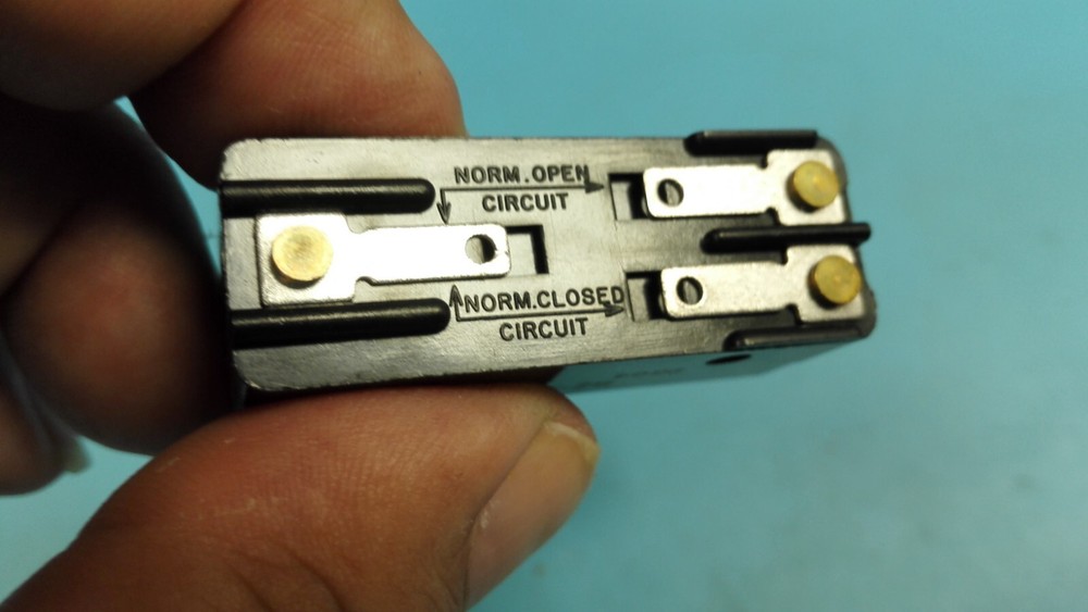 BZ-2RW82-A2 Basic Switch, Roller Lever, SPDT 15A, BZ Series, BZ-2RW82