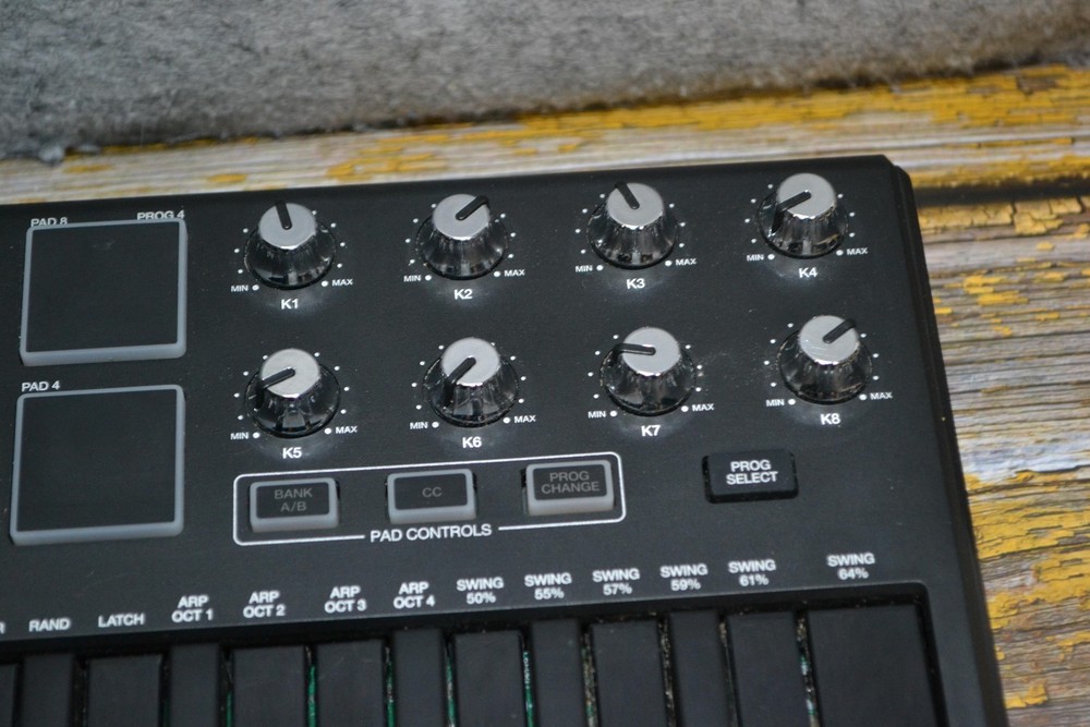 Akai Professional MPK Mini 25-Key USB MIDI Keyboard Controller Black Pads Knobs