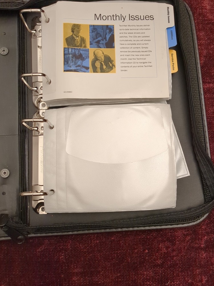 Microsoft Technet Plus DVD/CD BINDER w/Sleeves NO DISCS, NO SOFTWARE