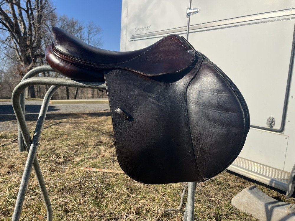 17.5” Devoucoux Biarritz 2A English Jumping Saddle