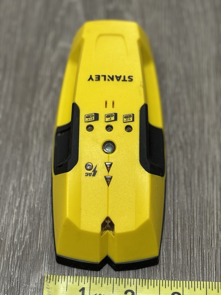 STANLEY STUD SENSOR S150 STHT77404 HAS LIVE WIRE DETECTION