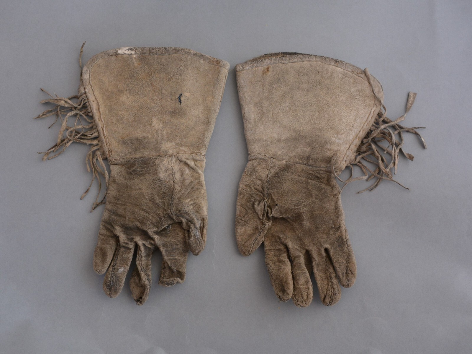 Old Plateau Indian Beaded Gauntlet Gloves - Pictorial Horses