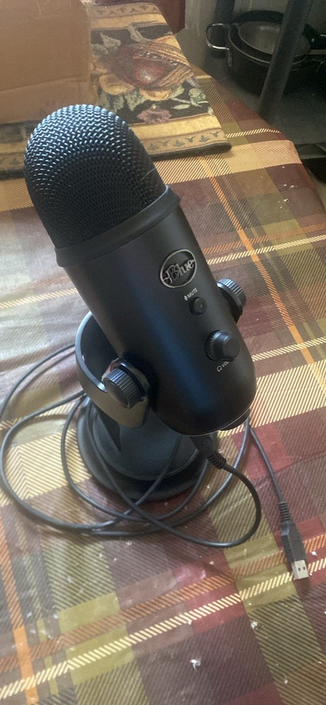 Blue Yeti USB Microphone Black with Mute Button and Volume Control