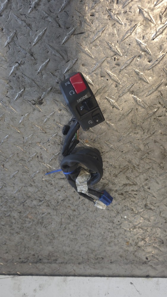 2009-2014 YAMAHA R1 OEM RIGHT SIDE HANDLEBAR START STOP SWITCH