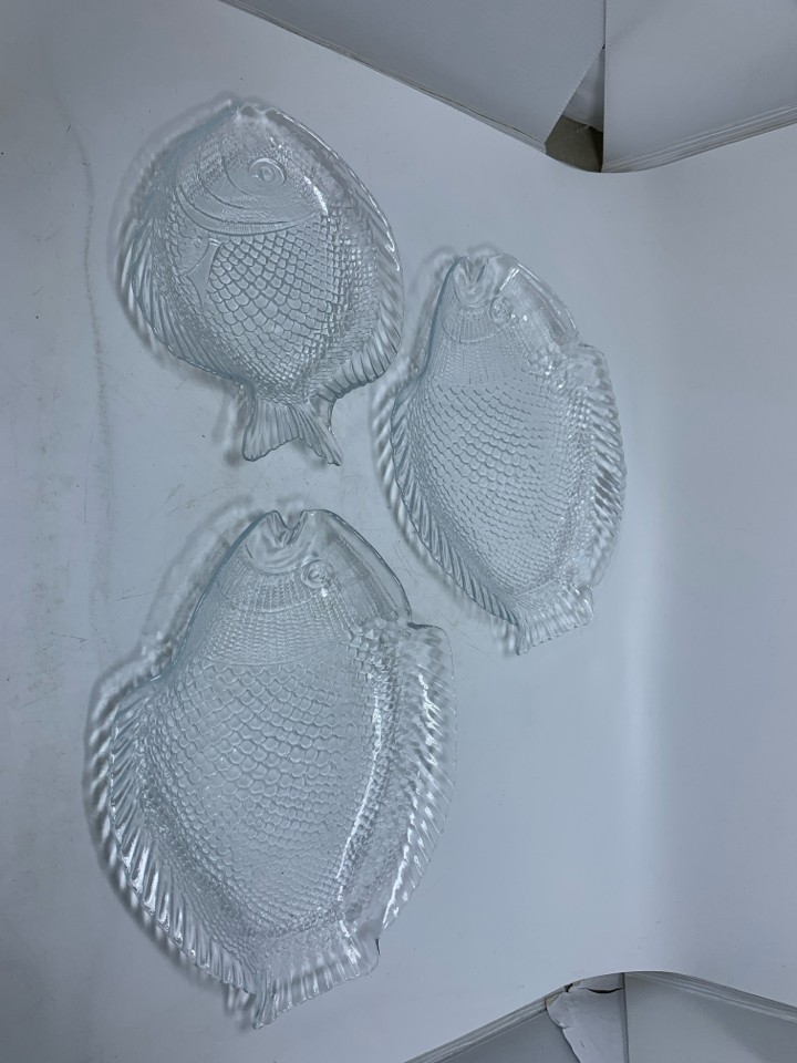 3 PC CLEAR GLASS TEXTURE FISH SHAPED PLATES.