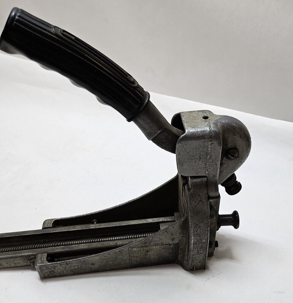 International Staple & Machine Co. HB5A56310 Hand Boxer Stapling Machine