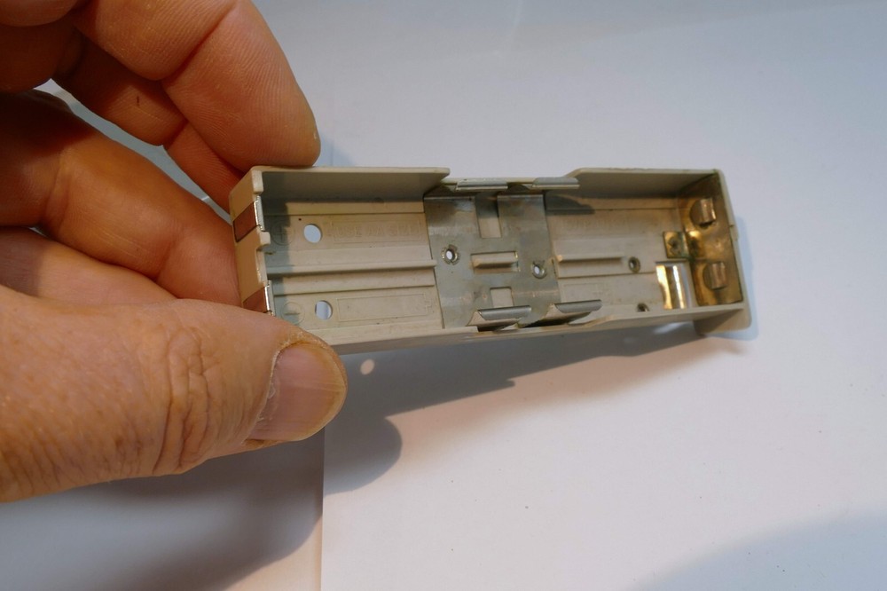 AA battery holder for a vintage flash