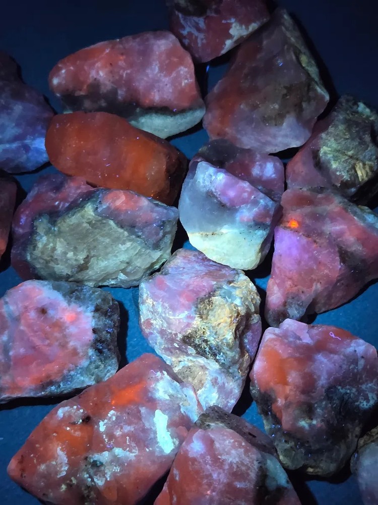 Fluorescent/Tenebrescent Hackmanite Specimen 20-40 grams