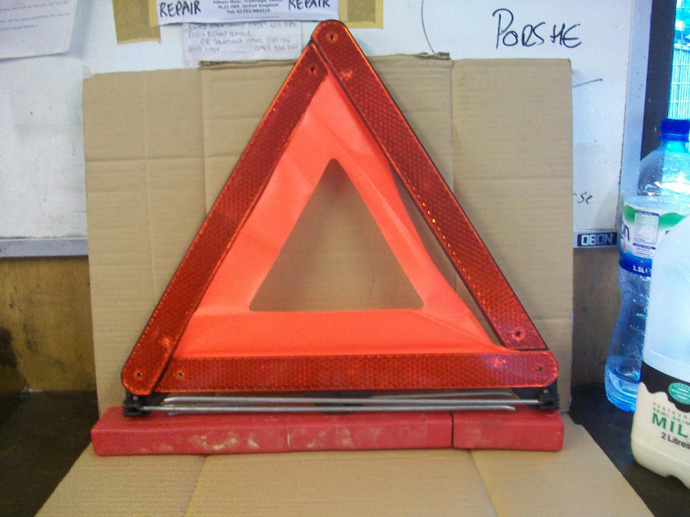 IN CAR BREAKDOWN WARNING TRIANGLE WITH CASE