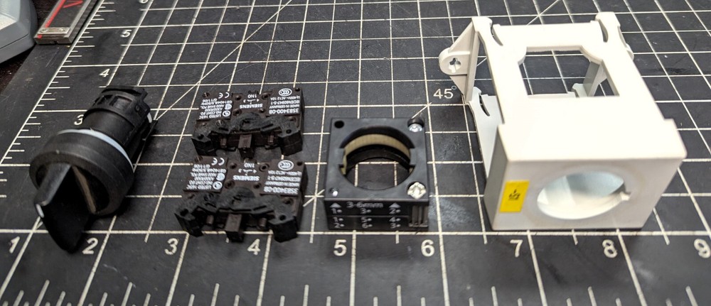 Siemens 22MM 3 Position Maintained Selector Switch Plastic Round NEW [B6B1]